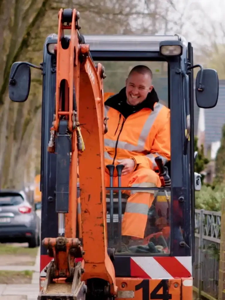 Leitungsbauer in einem Bagger Foto